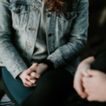 “Différence entre psychologue psychiatre et travailleur social – guide complet santé mentale”